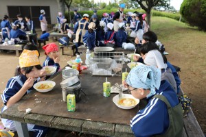 野外炊事　食事２\